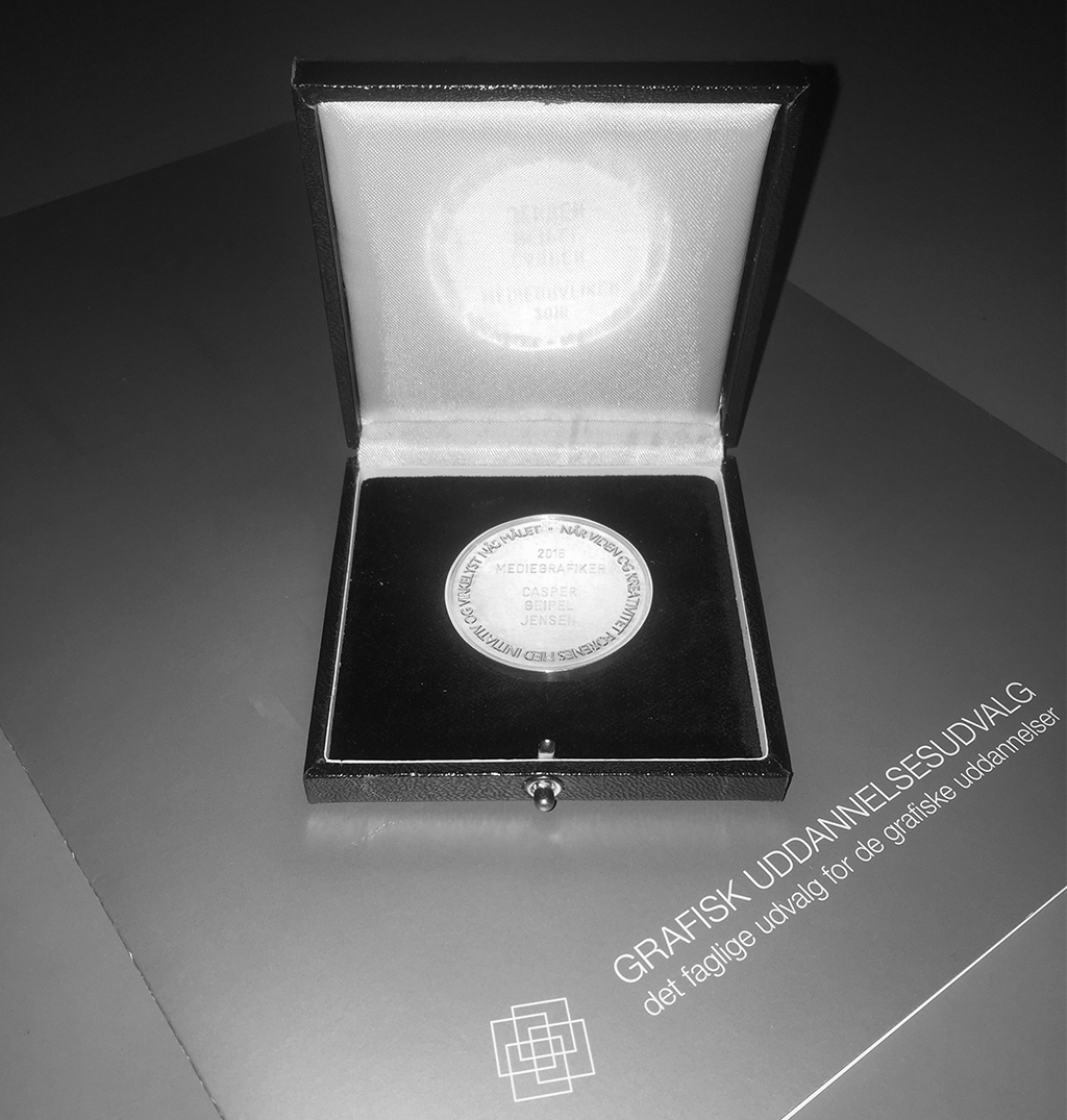 Medaljeoverrækkelse mediegrafiker Casper Geipel Jensen - sølv medalje og bevis